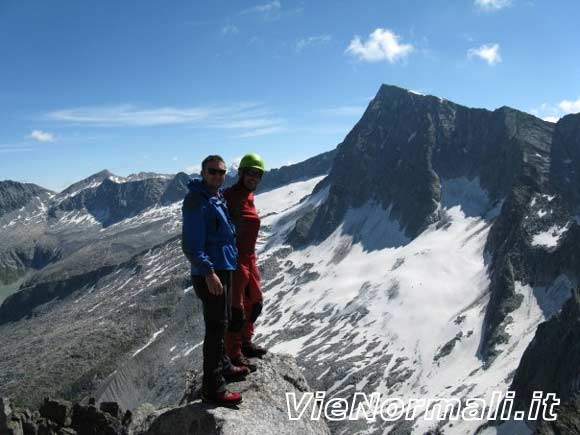 Cima Plem - Alessandro e Roberto in vista della cima del Monte Adamello