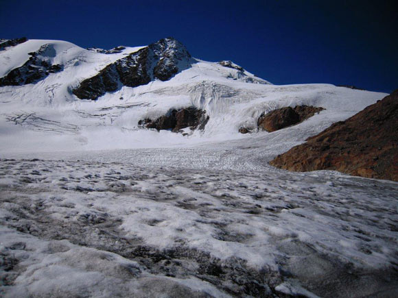 Cima di San Giacomo - Sul Ghiacciaio dei Forni, a destra ancora lo sperone SE da aggirare. Al centro la Punta Pedranzini, poco a destra il Pizzo Tresero