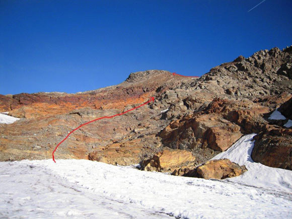 Cima San Giacomo - Il versante S della Cima S. Giacomo (a centro foto la vetta). Si abbandona il ghiacciaio e si sale a destra una delle costole rocciose dello sperone SE