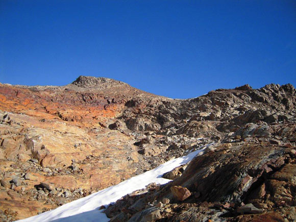 Cima di San Giacomo - Sulle facili costole rocciose, in direzione del colletto nevoso (a centro foto) posizionato alla base dell'ultimo tratto di cresta SE