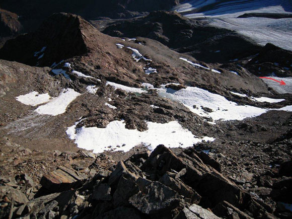 cimasangiacomo - Uno sguardo verso E dal colletto nevoso. Al centro ci che rimane del Ghiacciaio di S. Giacomo Sud, a destra l'effluenza da dove siamo arrivati