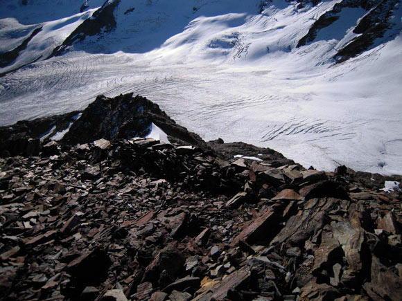 Cima di San Giacomo - Sulla facile cresta SE, al centro il colletto nevoso che abbiamo appena lasciato