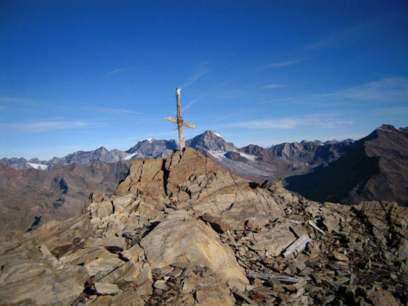 Cima di San Giacomo - La vetta della Cima S. Giacomo, a sinistra della croce l'Ortles, a destra il Gran Zebr