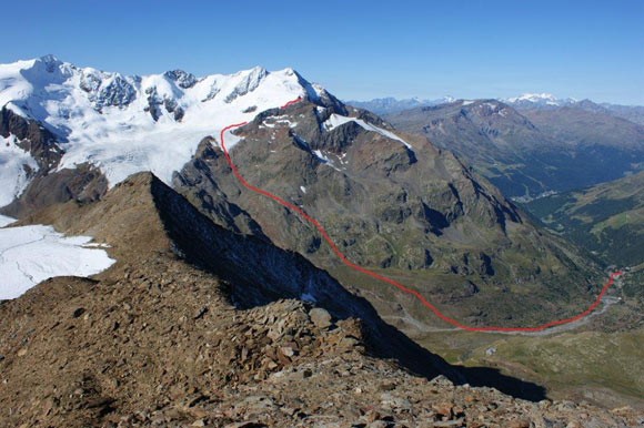 Cima di San Giacomo - Si parte dall'albergo Ghiacciaio dei Forni (visibile a destra) e con un percorso semicircolare si attraversano i versanti N, E, e S