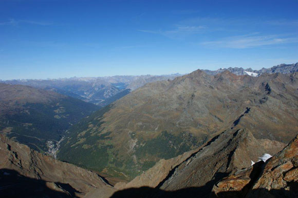 Cima di San Giacomo - Panorama verso NW. In basso S. Caterina Valfurva, a destra il Monte Confinale, Cima della Manzina e Cime dei Forni. Dietro, le Cime di Campo con l'omonima vedretta