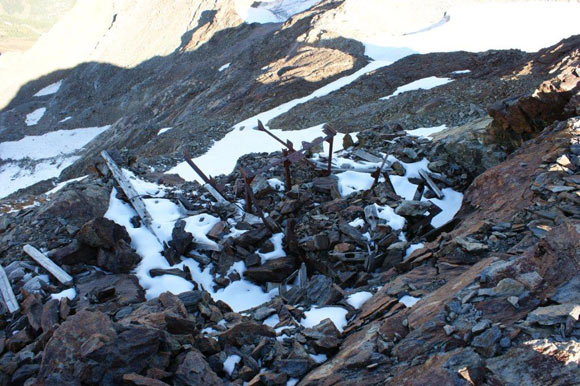 Cima di San Giacomo - Versante W, poco sotto la vetta. La stazione di arrivo della teleferica costruita dagli Alpini durante la prima guerra mondiale