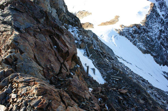 cimasangiacomo - Resti di baraccamenti, poco sotto la vetta