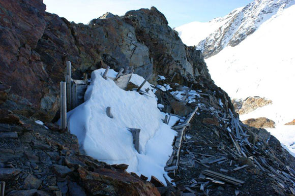 Cima San Giacomo - Particolare dei resti delle baracche