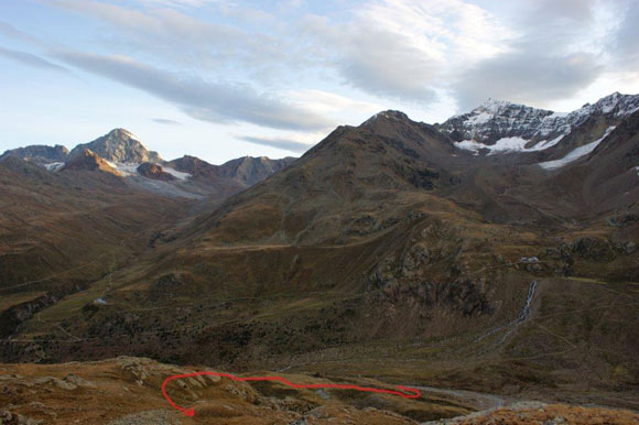 Cima San Giacomo - Sui pendii erbosi di fronte al Rifugio Branca, visibile a destra