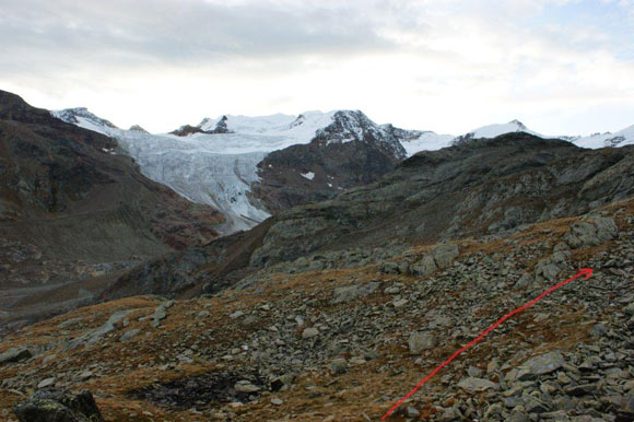 Cima San Giacomo - Oltre il prato rinsecchito il profondo solco del Canalone dell'Isola che si costeggia in salita