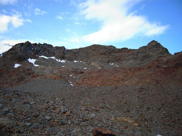 cimasangiacomo - Il versante E della Cima S. Giacomo che aggireremo a sinistra, sul Ghiacciaio dei Forni. A centro foto la vetta