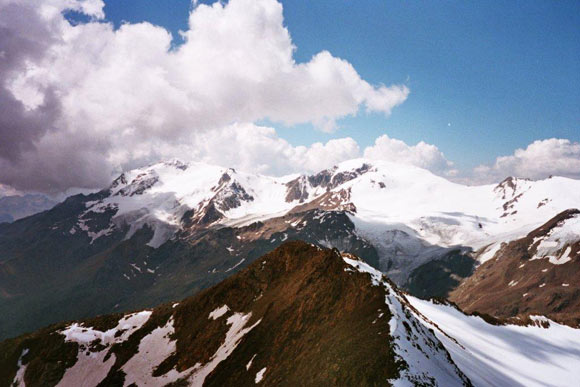 Cima Venezia - Sulla vetta della Cima Venezia. Panorama verso SW, in primo piano la Cima Marmotta