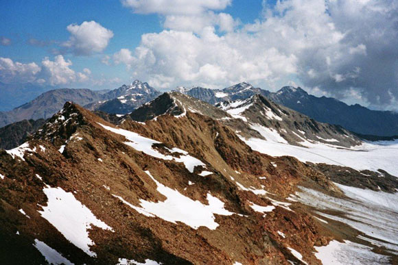 Cima Venezia - Panorama verso NE. A sinistra della Punta Martello la Cima Gioveretto, sopra la Cima Rossa di Sant le due Cime Sternai