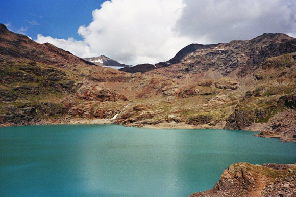 cimavenezia - Sulla riva E del Lago del Creser, in alto sopra il ghiacciaio la Cima Rossa di Sant