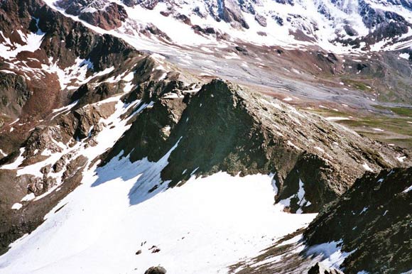 Cime dei Forni - Al centro la quota 3119, che si trova a met strada fra i due Passi di Zebr