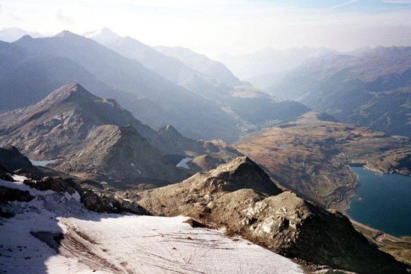 Pizzo Suretta (cresta NNE) - A destra il Lago di Montespluga e il cono morenico con il Bivacco Suretta, dalla vetta