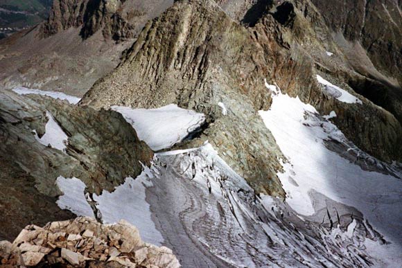 Pizzo Suretta - Al centro il Surettajoch e la cresta NNE della Punta Nera, un'altra bellissima traversata, anch'essa in solitaria. Dalla Punta Rossa