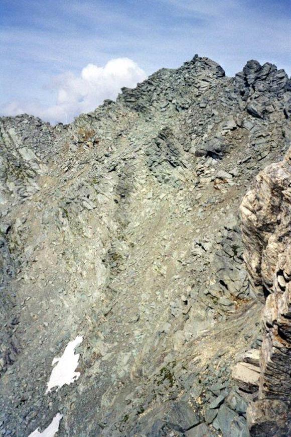 Pizzo Suretta - La Punta Nera e al centro la ripida rampa di salita, dalla cresta di discesa della Punta Rossa