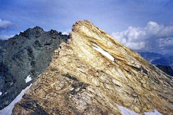 Traversata delle cime del Pizzo Suretta - La stupenda Punta Rossa dalla (q. 2978 m), a sinistra la Punta Nera
