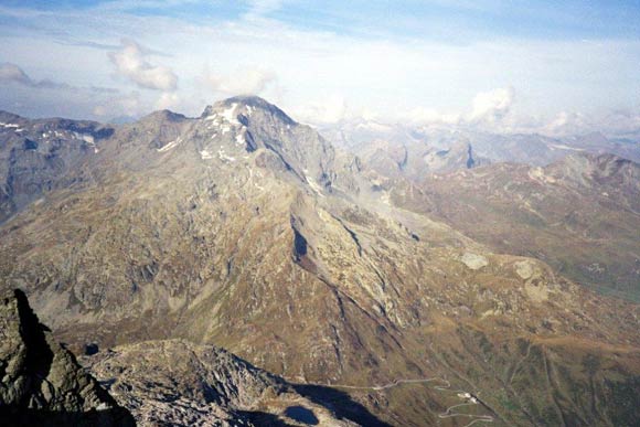 Traversata delle cime del Pizzo Suretta - Il Pizzo Tamb e in basso la strada e la dogana svizzera del Passo dello Spluga