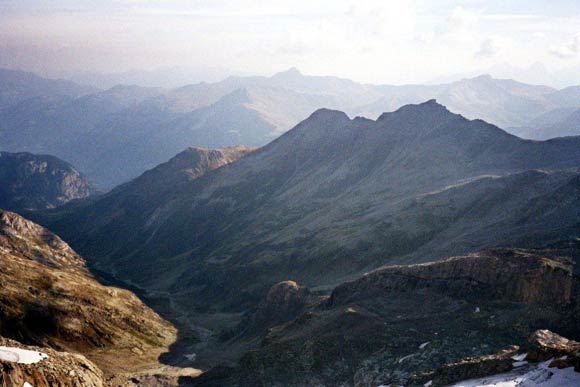 Traversata delle cime del Pizzo Suretta - Panorama verso NE, la Valle del Surettabach