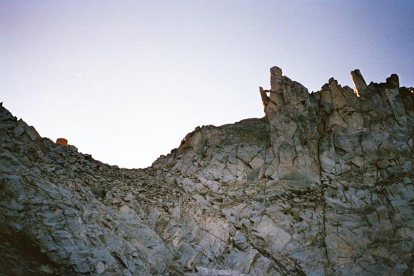 Corno di Cavento (trav.) - Il Passo di Cavento con il Bivacco Laeng e a destra La Bottiglia