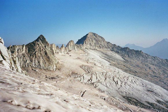 Corno di Cavento - Sul Ghiacciaio di Lares, al centro il Crozzon di Lares, a sinistra la Punta Attilio Calvi