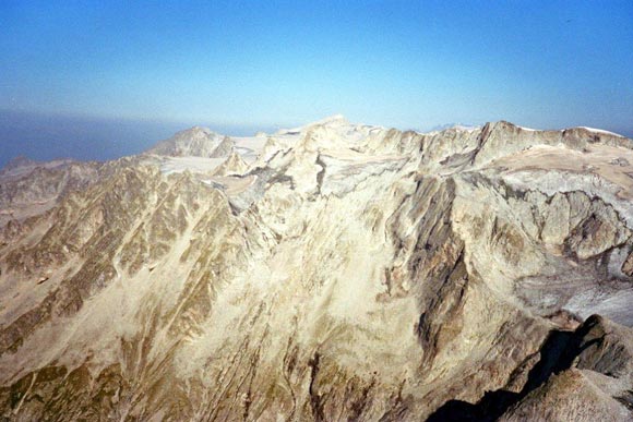 Corno di Cavento - Al centro la punta del Monte Adamello, dalla vetta