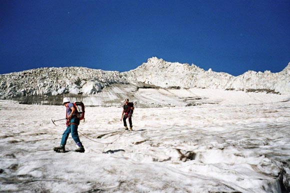 Corno di Cavento - In discesa sul ghiacciaio, in alto il versante NE del Corno di Cavento