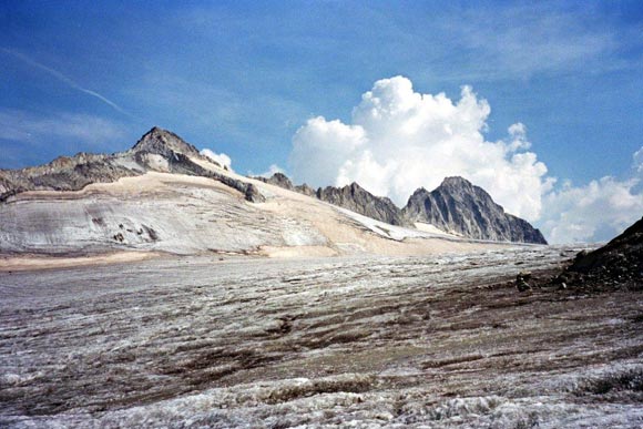 cornodicavento - A destra il Corno di Cavento e le condizioni dal Ghiacciaio della Lobbia nella torrida estate del 2003