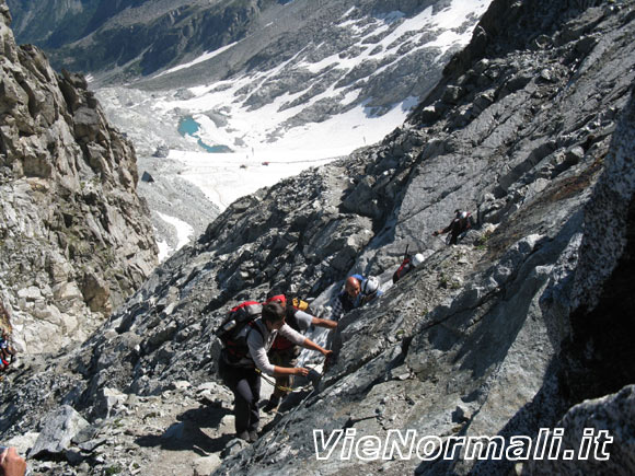 Corno di Lago Scuro - Lungo la rampa rocciosa sotto la cima