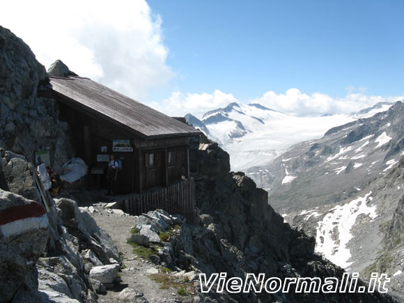 Corno di Lago Scuro - Il Bivacco Amici della Montagna sotto la cima