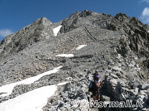 Corno di Lago Scuro - La cima e la via di discesa vista dal Passo di Lago Scuro