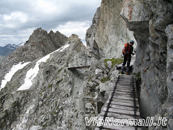 Corno di Lago Scuro - Passerelle lungo la cengia