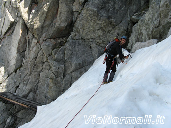 Corno di Lago Scuro - Traverso su neve prima della galleria