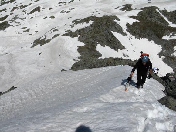 cornoneblumone - Lungo la cresta dell'antecima nord con sotto il Passo di Blumone