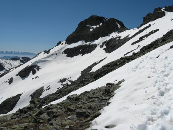 cornoneblumone - Il traverso e la cima del Cornone di Blumone visti dai pressi dell'antecima nord