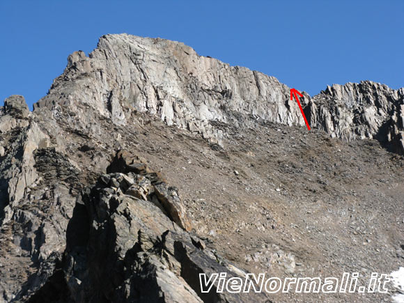 Corno Tre Signori - I pendii morenici da attraversare e il canale di accesso alla cresta est al centro della parete