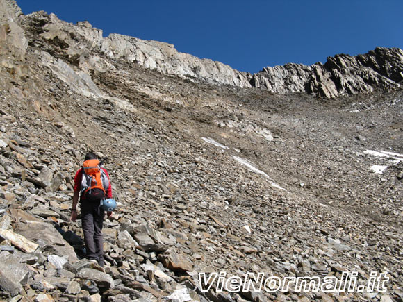 Corno Tre Signori - L'invisibile traccia verso il canale sulla fascia rocciosa