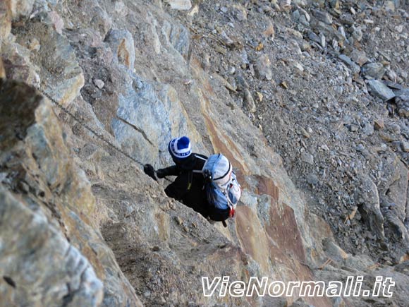 Corno Tre Signori - Lungo i gradoni della rampa rocciosa