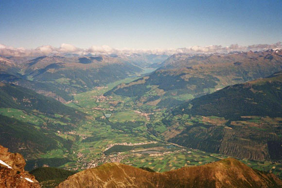 Croda di Cengles - La Val Venosta e in alto il Lago di Resia