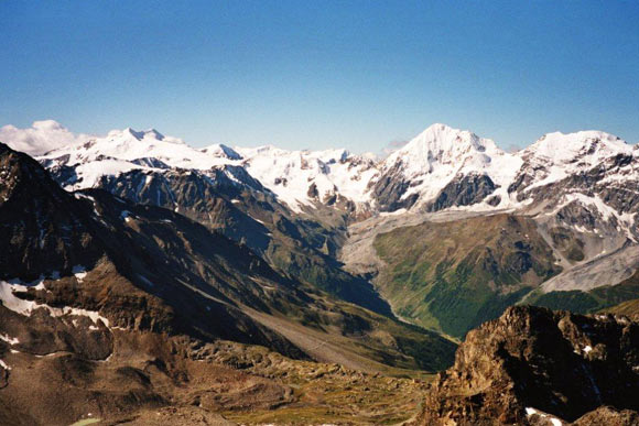 Croda di Cengles - Cevedale, Gran Zebr e Monte Zebr. In basso a destra il Rifugio Serristori