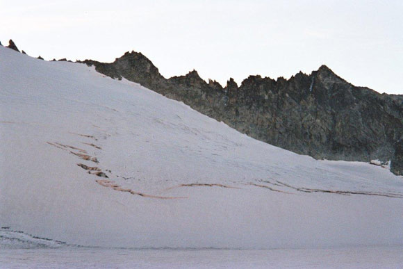 Crozzon di Lares - A sinistra il Passo di Làres, a destra la Punta Attilio Calvi