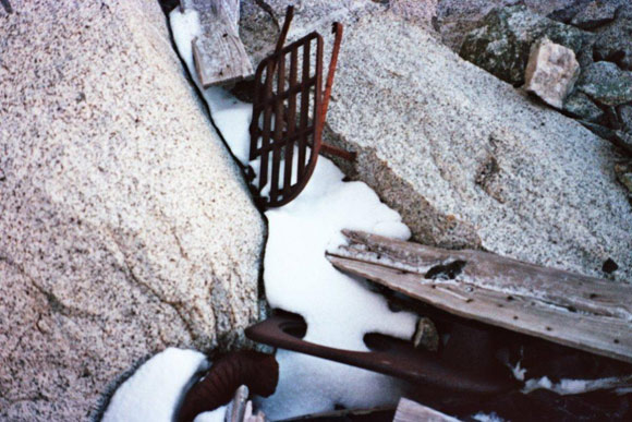 Crozzon di Lares - Resti di una stufa degli Alpini che presidiavano la vetta