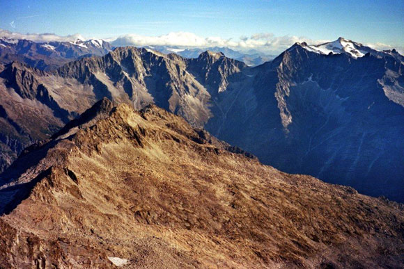 Crozzon di Lares - Panorama di vetta verso NE. A destra la Presanella e a sinistra, in primo piano, il Crozzon di Folgorida