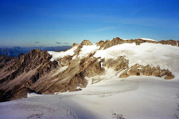 Crozzon di Lres - A centro immagine, in basso il glaciale Passo di Val di Fumo, in alto Monte Fumo e a destra il Dosson di Genova