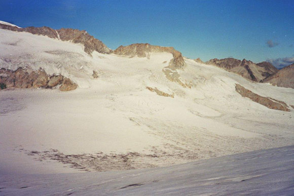 crozzondilares - In discesa, al centro Cima Giovanni Paolo II, a destra il Passo della Lbbia Alta