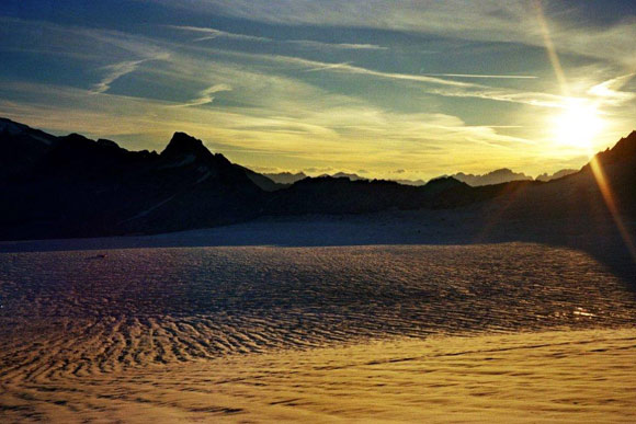 Crozzon di Lares - L'alba sul ghiacciaio della Lòbbia, la punta a sinistra è il Crozzon di Folgorida