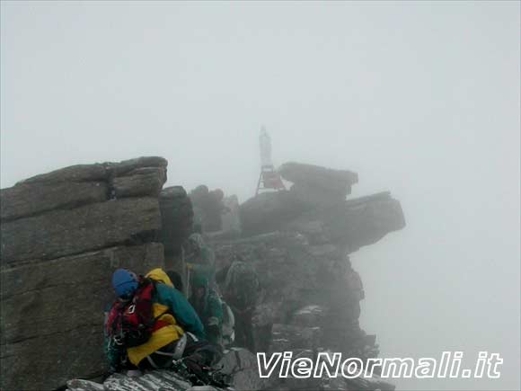 Gran Paradiso - La Madonnina di vetta fra le nuvole