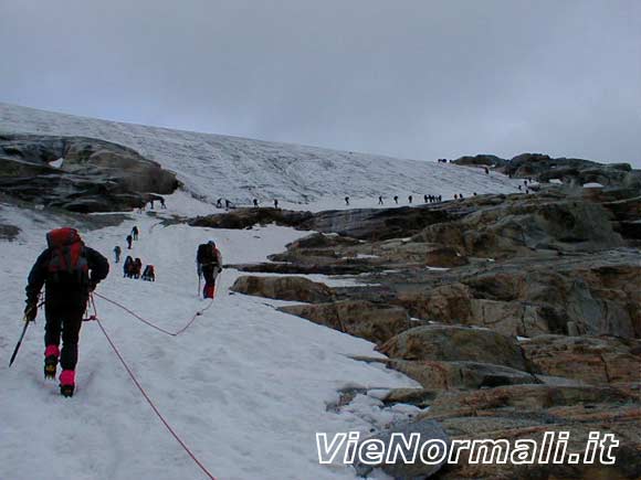 Gran Paradiso - All'inizio del ghiacciaio nella zona dei gradoni rocciosi sopra la morena